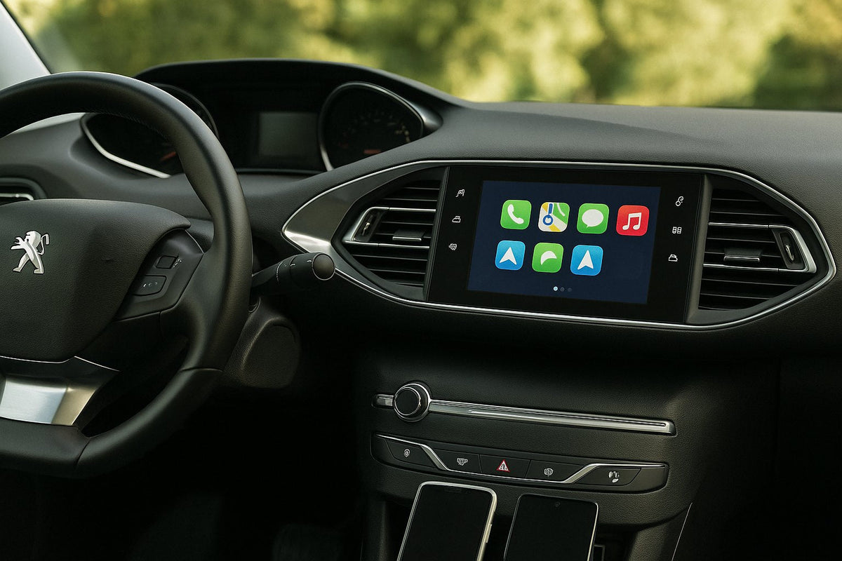 Peugeot 308 avec son écran tactile d'origine affichant Apple CarPlay, logo Peugeot au volant, un iPhone et un téléphone Android posés dans la console