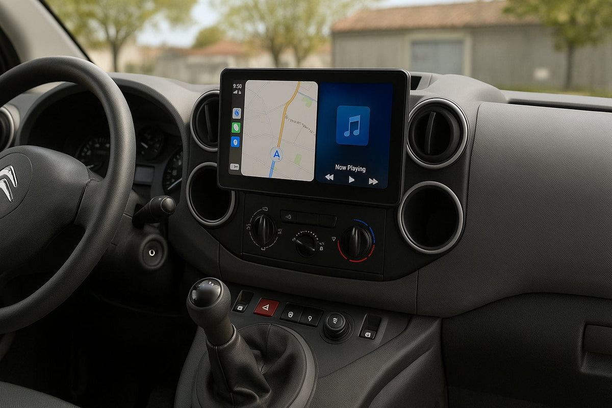 Citroën Berlingo 2 utilitaire équipé d'un écran CarPlay qui affiche la navigation et la musique, logo Citroën au volant