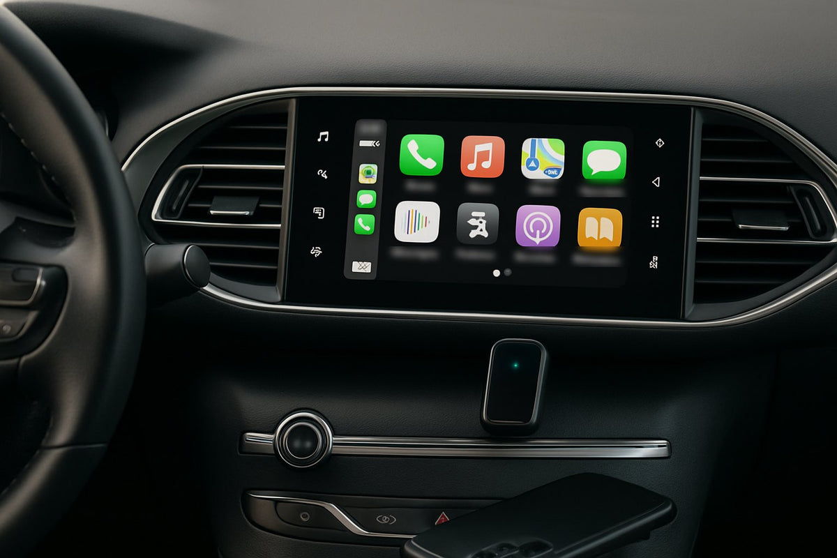 Écran tactile d'origine d'une Peugeot 308 restylée affichant Apple CarPlay, adaptateur sans fil branché sur le port USB de la console, logo Peugeot au volant