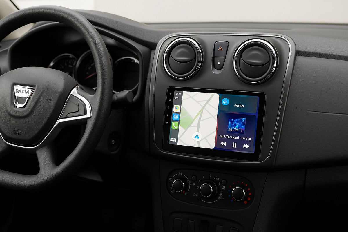 Dacia Sandero 2 à aérateurs ronds équipée du kit écran CarPlay : grand écran tactile dans une façade noire, logo Dacia au volant