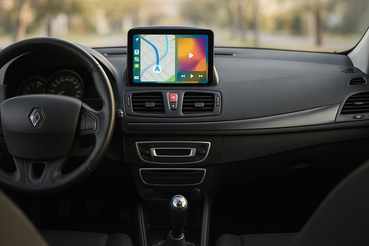 Renault Mégane 3 équipée du kit écran CarPlay en haut de la planche de bord, logo Renault au volant