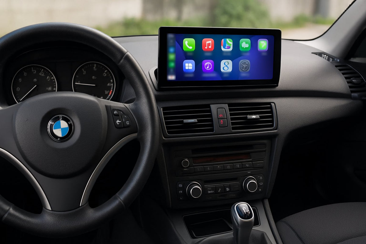 BMW Série 1 E87 avec un écran CarPlay large posé sur le dessus du tableau de bord, au-dessus des aérateurs, volant BMW à gauche