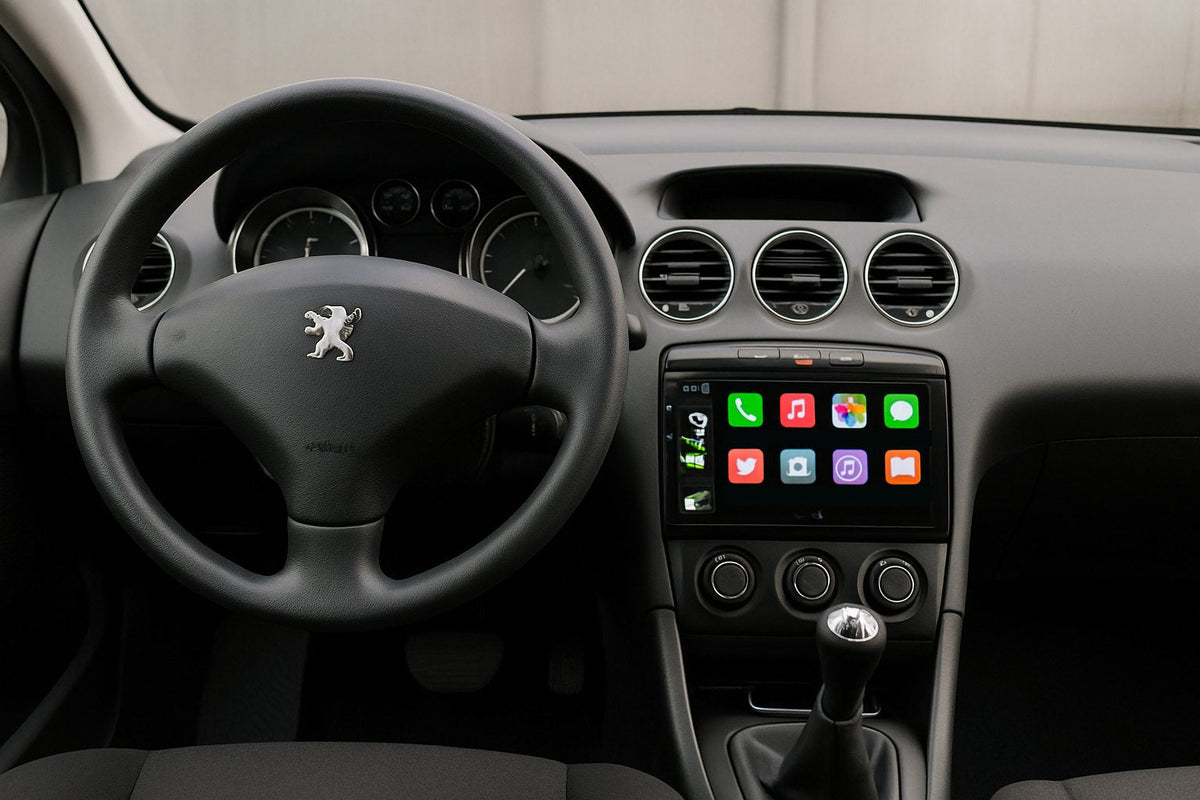 Habitacle d'une Peugeot 308 de première génération avec un écran CarPlay intégré sous les trois aérations rondes et le logo Peugeot au volant