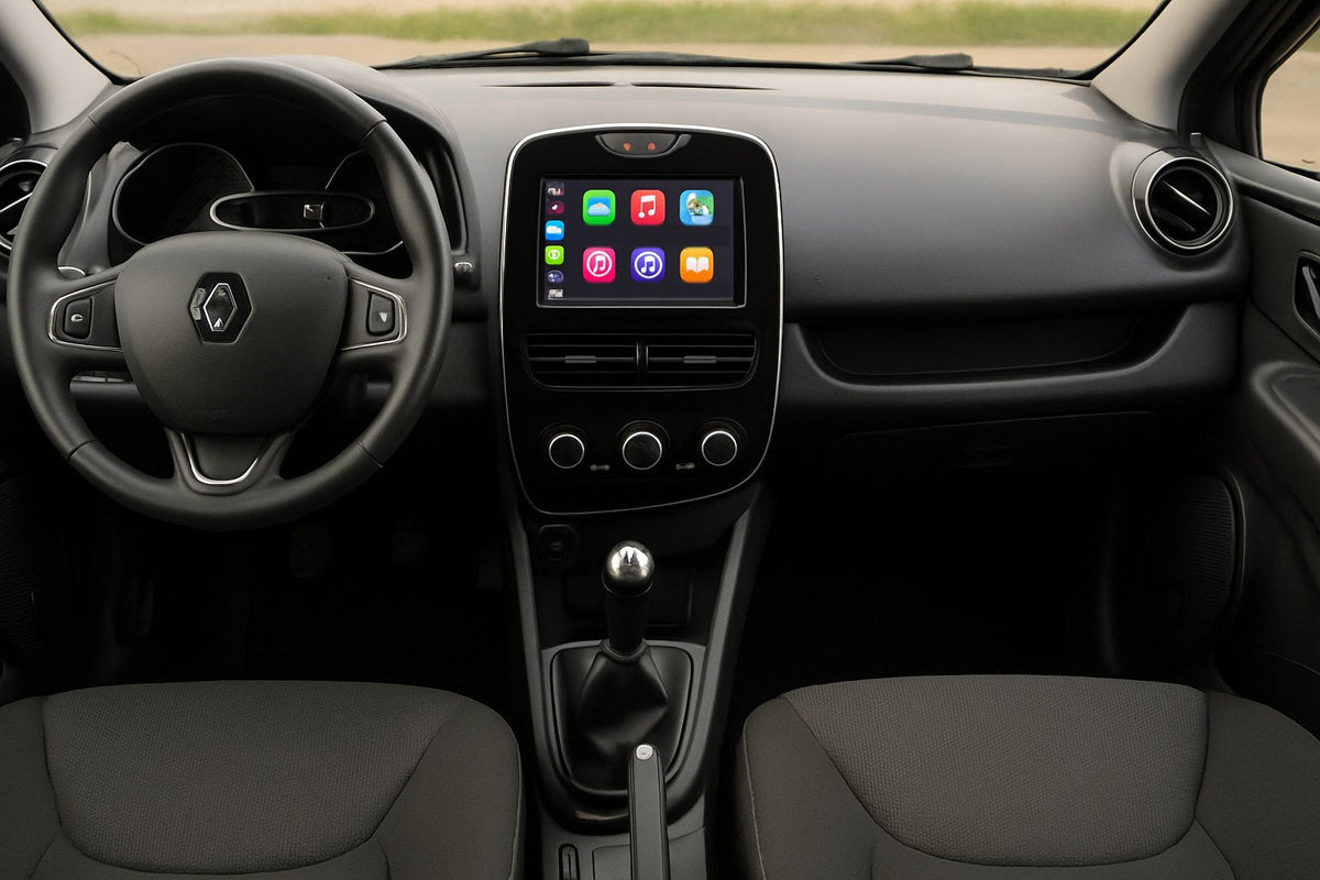 Intérieur d'une Renault Clio 4 phase 1 avec volant Renault à gauche et kit écran CarPlay intégré au-dessus des aérations centrales