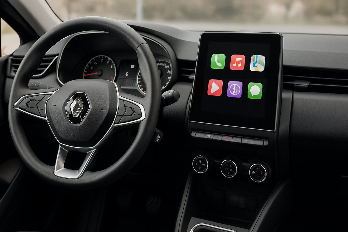 Planche de bord d'une Renault Clio 5 avec volant Renault à gauche et écran CarPlay vertical intégré au-dessus des molettes de climatisation