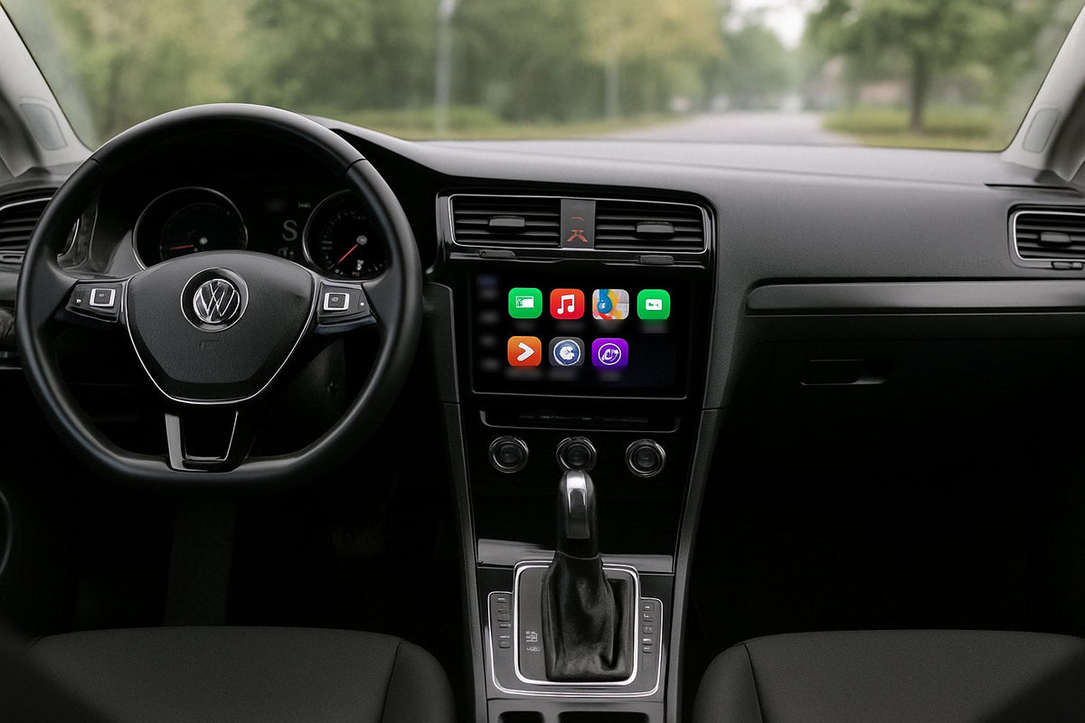 Volkswagen Golf 7 avec écran CarPlay intégré dans une façade noir brillant sous les aérateurs centraux, volant VW au premier plan