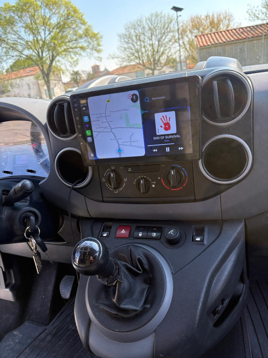 Autoradio CarPlay Peugeot Partner avec écran tactile intégré