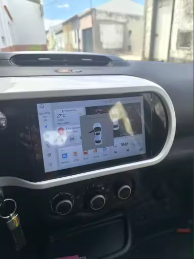 Autoradio CarPlay Renault Twingo 3 avec écran tactile intégré