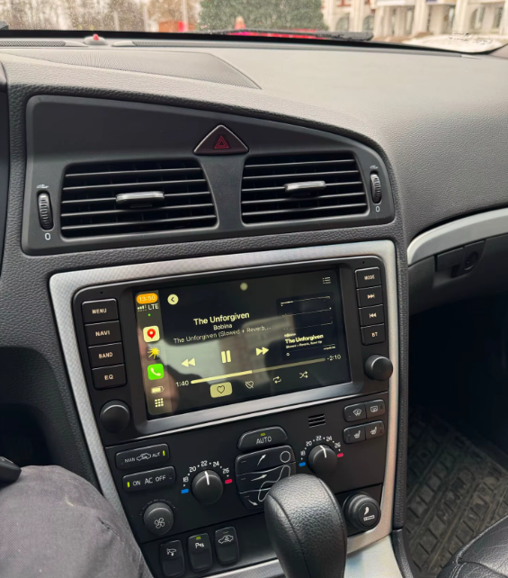 Façade autoradio dédiée à la Volvo V40 2000-2004