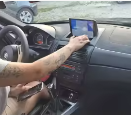 Installation plug and play de l'écran CarPlay sur BMW X3 E83