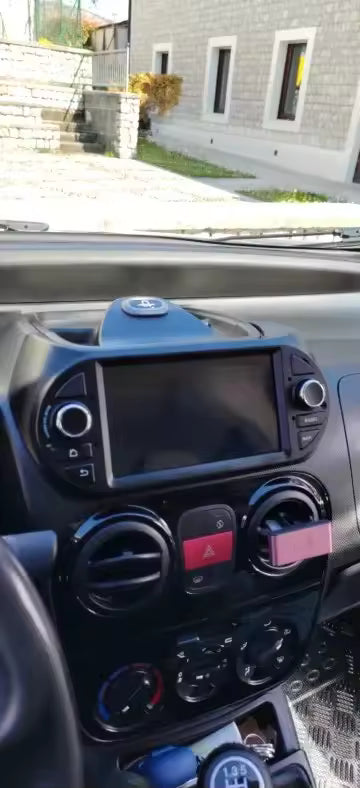 Installation plug and play de l'écran CarPlay sur Fiat Qubo