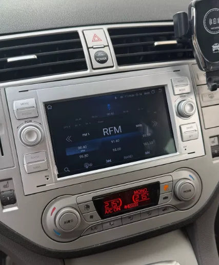 Installation plug and play de l'écran CarPlay sur Ford C-Max