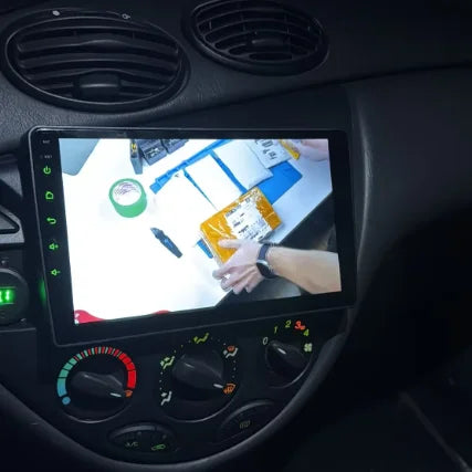 Installation plug and play de l'écran CarPlay sur Ford Focus