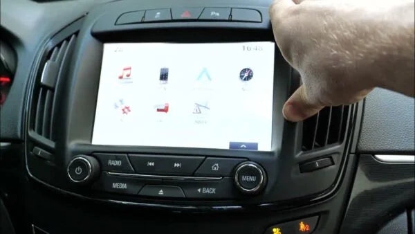 Installation plug and play de l'écran CarPlay sur Opel Insignia