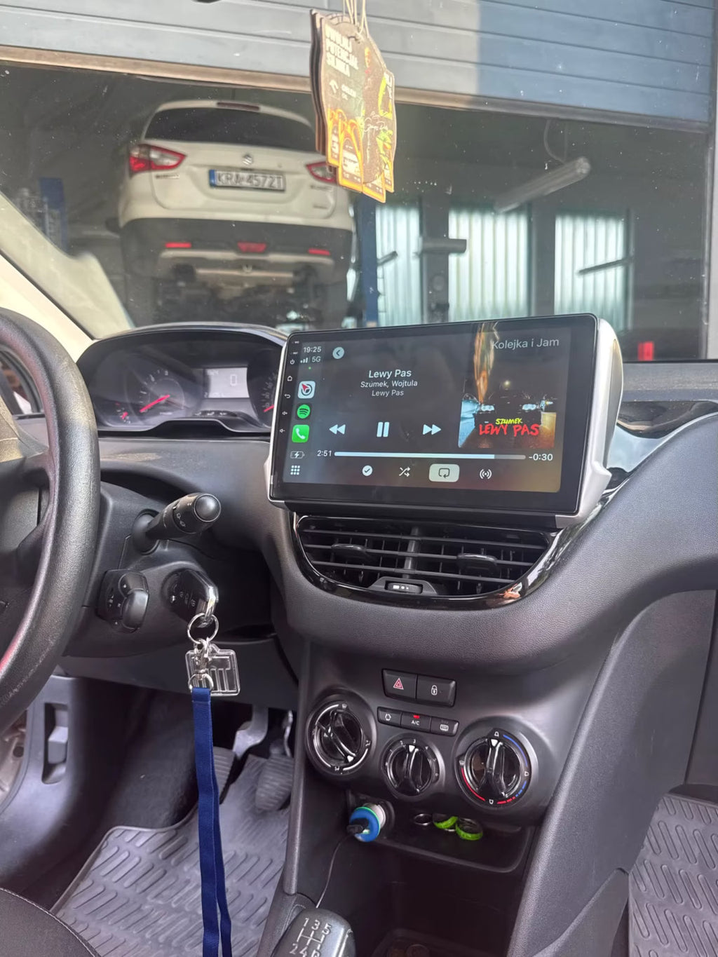 Installation plug and play de l'écran CarPlay sur Peugeot 208