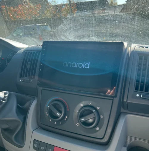 Installation plug and play de l'écran CarPlay sur Peugeot Boxer