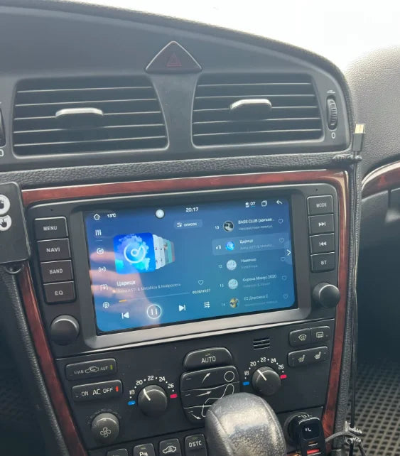 Installation plug and play de l'écran CarPlay sur Volvo V40