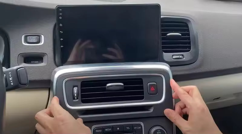 Installation plug and play de l'écran CarPlay sur Volvo V60