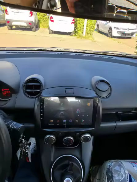 Navigation GPS sur l'écran tactile CarPlay de la Mazda 2