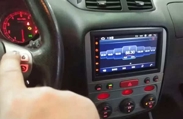 Navigation GPS sur l'écran tactile CarPlay de la Alfa Romeo 147