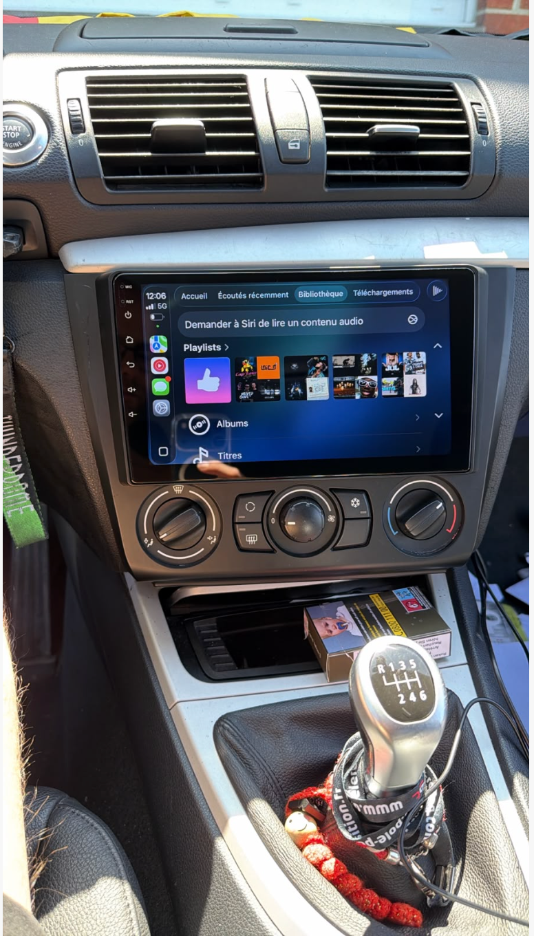 Navigation GPS sur l'écran tactile CarPlay de la BMW Série 1
