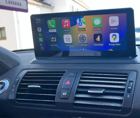 Navigation GPS sur l'écran tactile CarPlay de la BMW Série 1