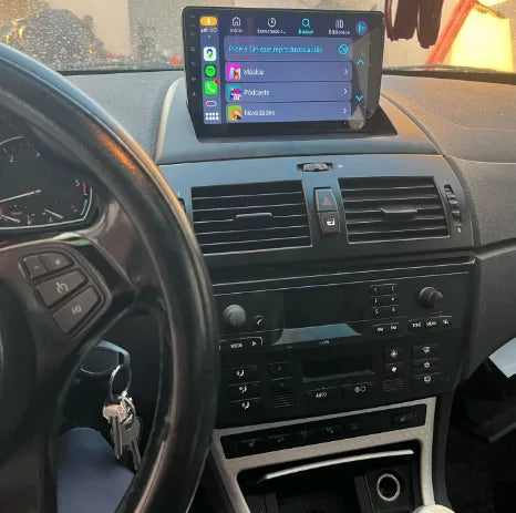 Navigation GPS sur l'écran tactile CarPlay de la BMW X3 E83