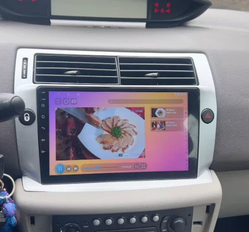 Navigation GPS sur l'écran tactile CarPlay de la Citroën C4