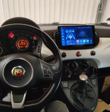 Navigation GPS sur l'écran tactile CarPlay de la Fiat 500