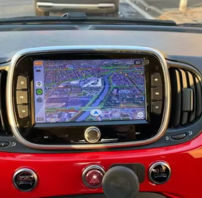 Navigation GPS sur l'écran tactile CarPlay de la Fiat 500 2