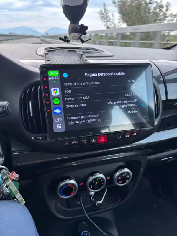Navigation GPS sur l'écran tactile CarPlay de la Fiat 500L