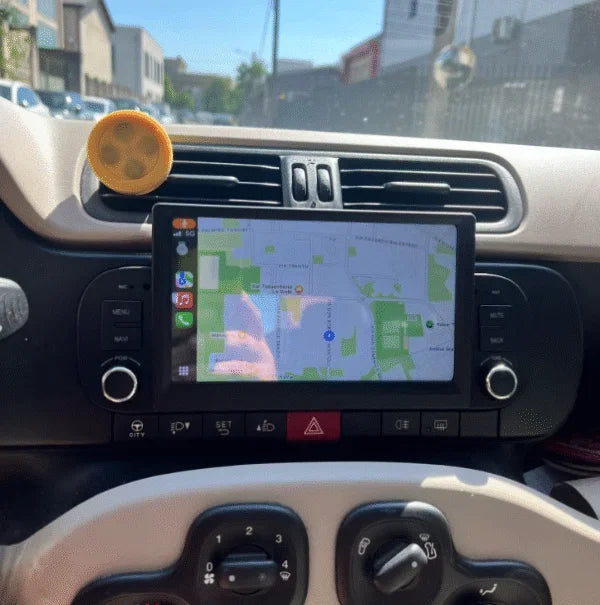 Navigation GPS sur l'écran tactile CarPlay de la Fiat Panda