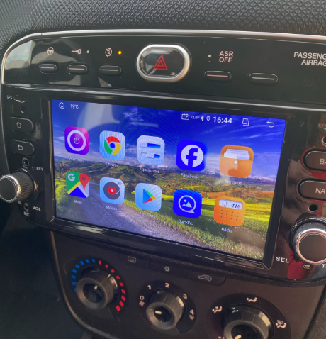 Navigation GPS sur l'écran tactile CarPlay de la Fiat Punto Evo & Linea