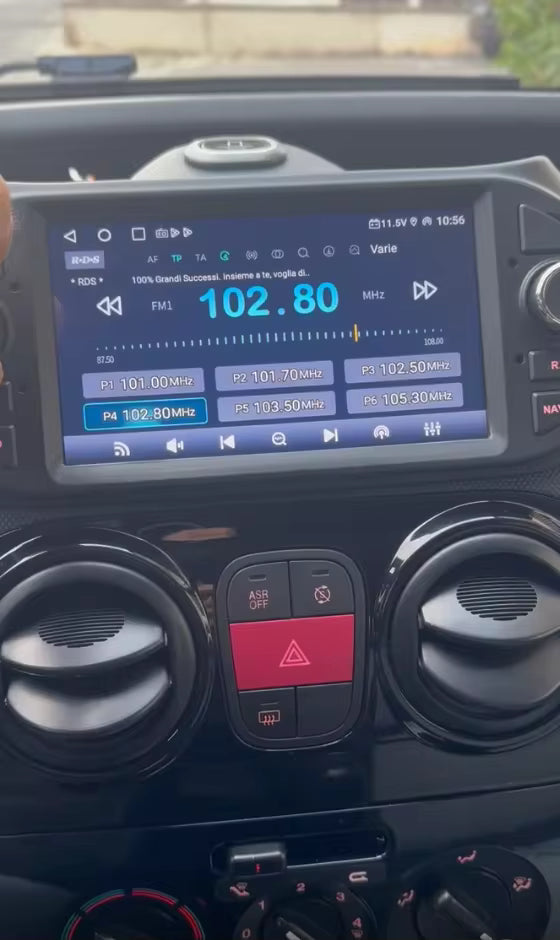 Navigation GPS sur l'écran tactile CarPlay de la Fiat Qubo