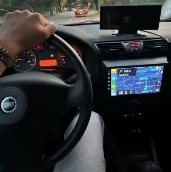 Navigation GPS sur l'écran tactile CarPlay de la Fiat Stilo