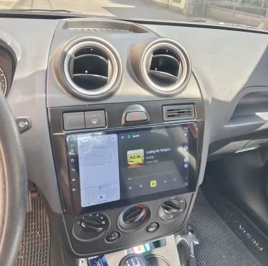 Navigation GPS sur l'écran tactile CarPlay de la Ford Fiesta