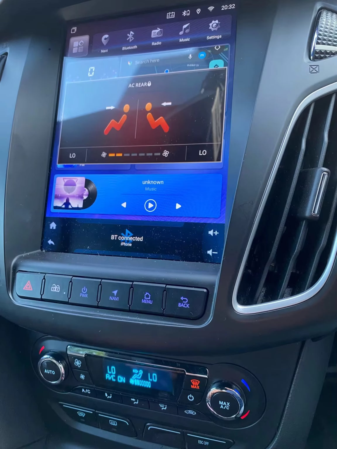 Navigation GPS sur l'écran tactile CarPlay de la Ford Focus