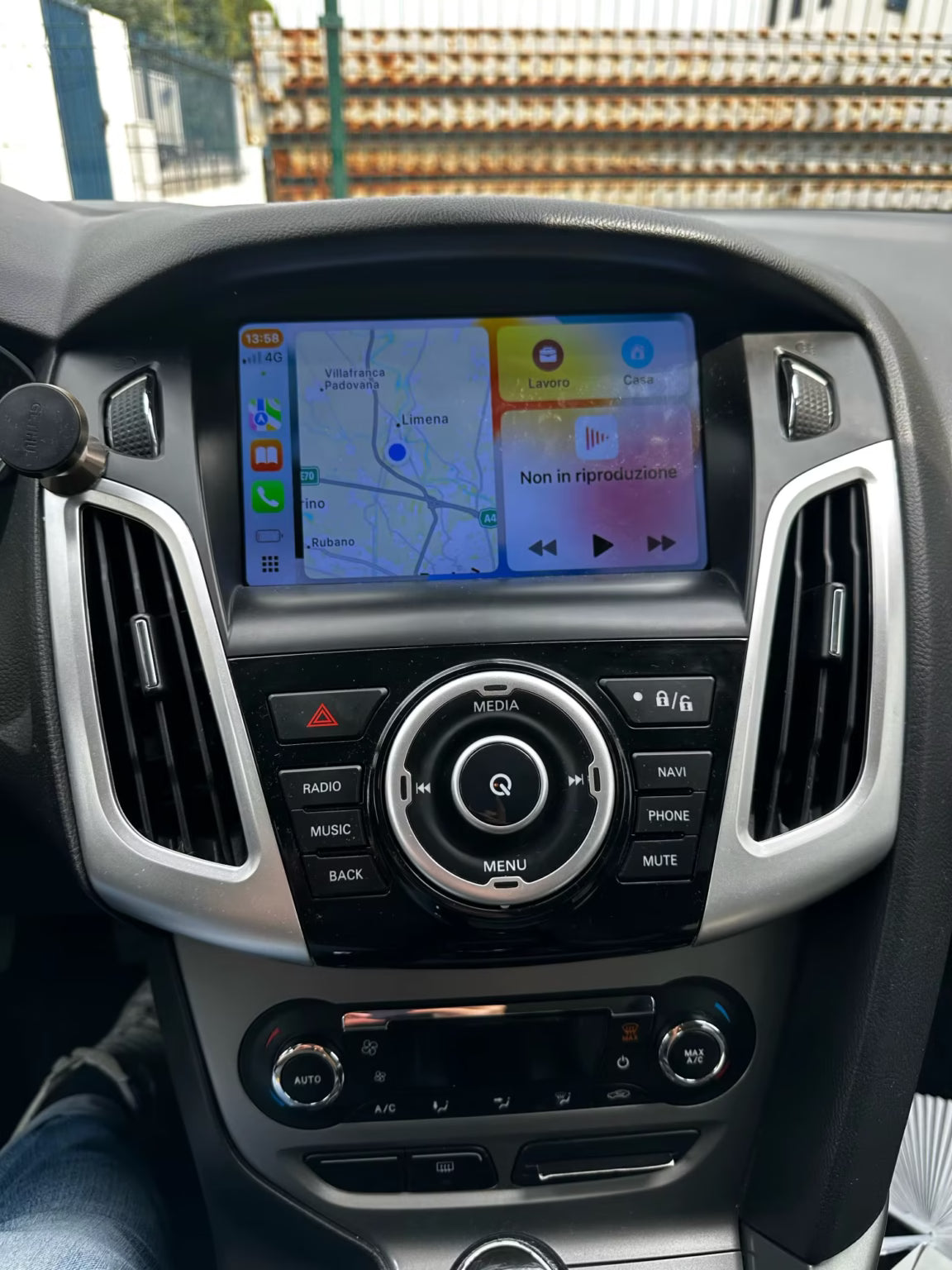 Navigation GPS sur l'écran tactile CarPlay de la Ford Focus 3