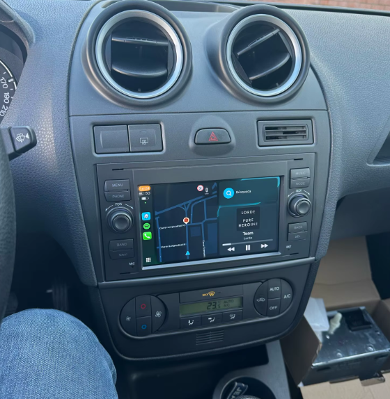 Navigation GPS sur l'écran tactile CarPlay de la Ford Kuga