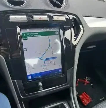 Navigation GPS sur l'écran tactile CarPlay de la Ford Mondeo