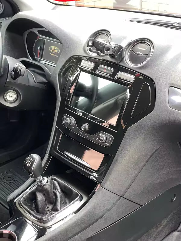 Navigation GPS sur l'écran tactile CarPlay de la Ford Mondeo