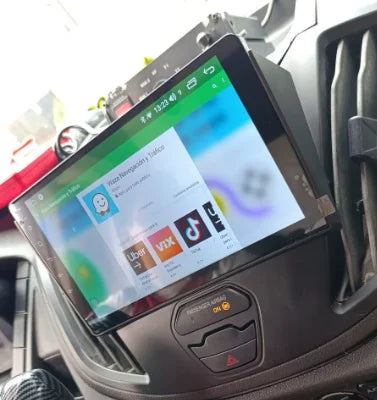 Navigation GPS sur l'écran tactile CarPlay de la Ford Transit