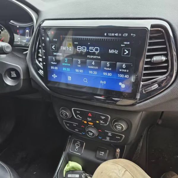 Navigation GPS sur l'écran tactile CarPlay de la Jeep Compass