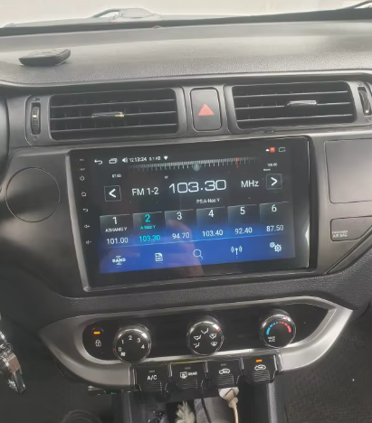 Navigation GPS sur l'écran tactile CarPlay de la Kia Rio 3