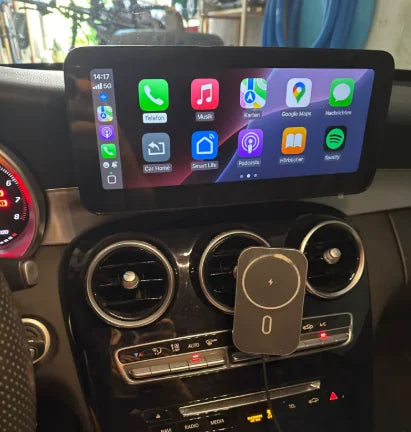 Navigation GPS sur l'écran tactile CarPlay de la Mercedes CLA C117