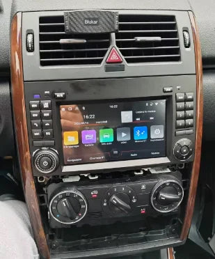 Navigation GPS sur l'écran tactile CarPlay de la Mercedes Classe A W169
