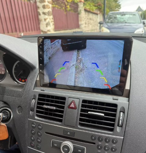 Navigation GPS sur l'écran tactile CarPlay de la Mercedes Classe C