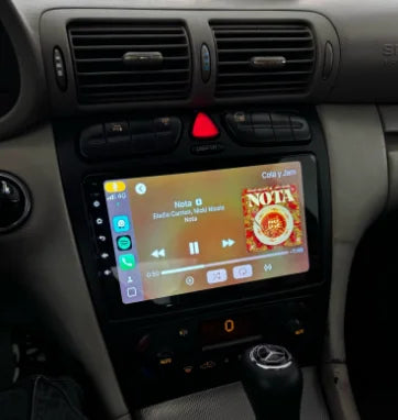Navigation GPS sur l'écran tactile CarPlay de la Mercedes Classe C / CLK