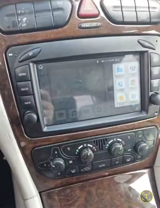 Navigation GPS sur l'écran tactile CarPlay de la Mercedes Classe C W203