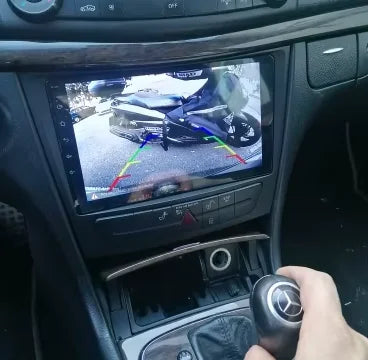 Navigation GPS sur l'écran tactile CarPlay de la Mercedes Classe E W211 W212